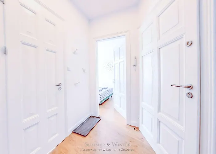 Family Luxury Wonder Heaven , 50M M Cassino Street, First - 3 Bedrooms&Studio, Second - 2 Bedrooms&Studio, Private Parking W Cenie, Summerwinter Brand